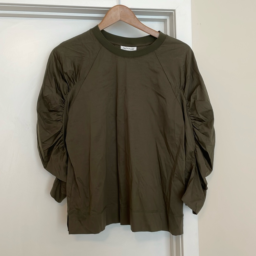 Lightweight top with rouched sleeve detail